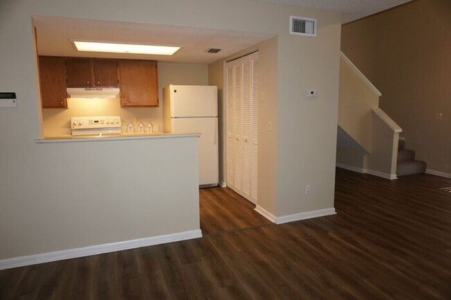 Foto del edificio - 2 Bedroom/2 Bath Townhome Near NAS Jax