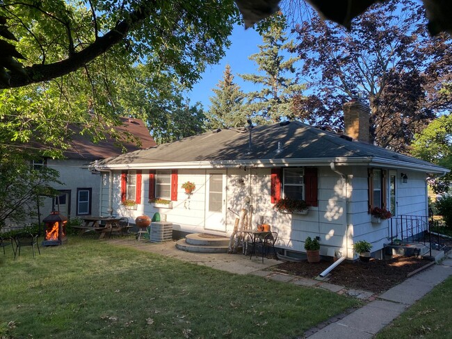 Foto del edificio - Charming NE Ranch w/ Two Car Garage