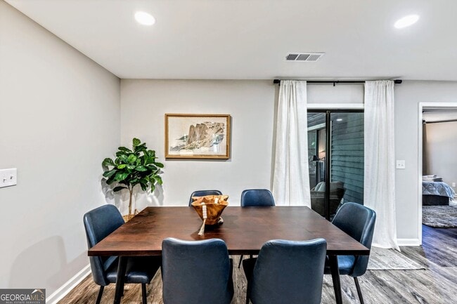 Foto del edificio - 527 Charing Cross Dr