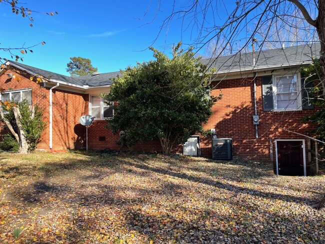 Building Photo - 4 BDRM 2 BA BRICK HOME, SINGLE STORY, 1762...