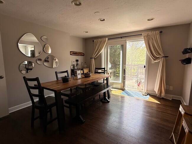 Foto del edificio - 26 Hammond Pond Pkwy