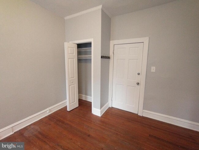 Building Photo - 307 Dolphin St
