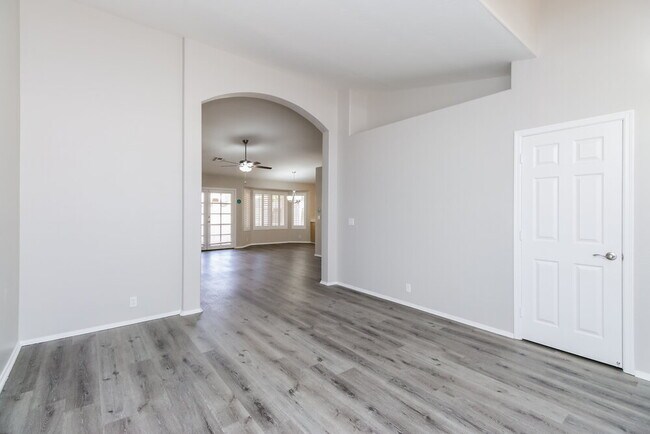 Building Photo - 2216 E Sherri Dr