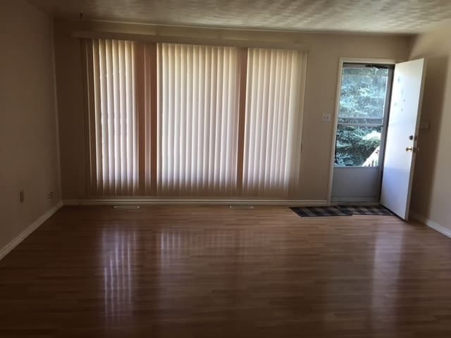 Building Photo - 3 Bed 1 Bath Unit in Olds, AB