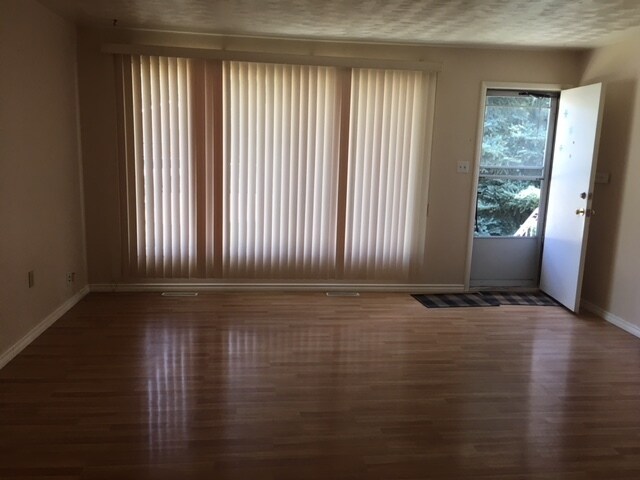 Photo du bâtiment - 3 Bed 1 Bath Unit in Olds, AB