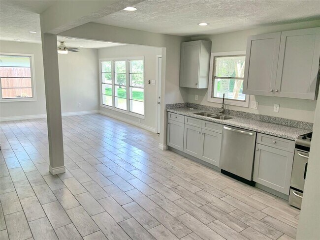 Building Photo - 2112 Huntington Dr