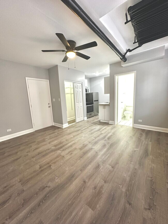 Muestra 2 Studio disponible próximamente - Octubre - 4241 Kenmore Apartments