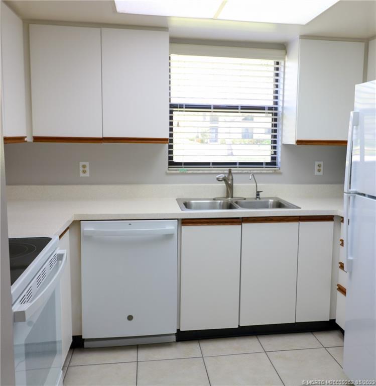 Foto principal - 270 SW South River Dr