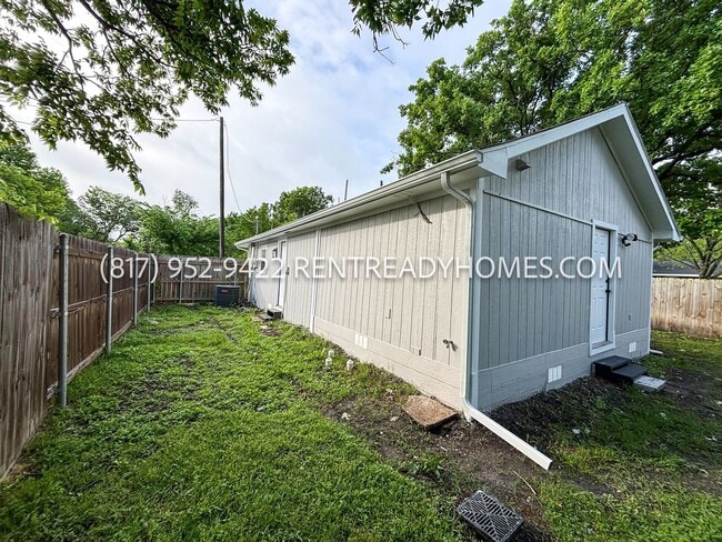 Building Photo - 404 Oak St