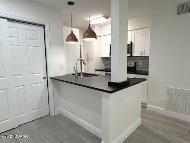 Building Photo - 1401 S Palmetto Ave