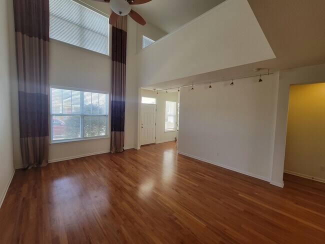 Foto del edificio - 3108 Mist Flower Rd