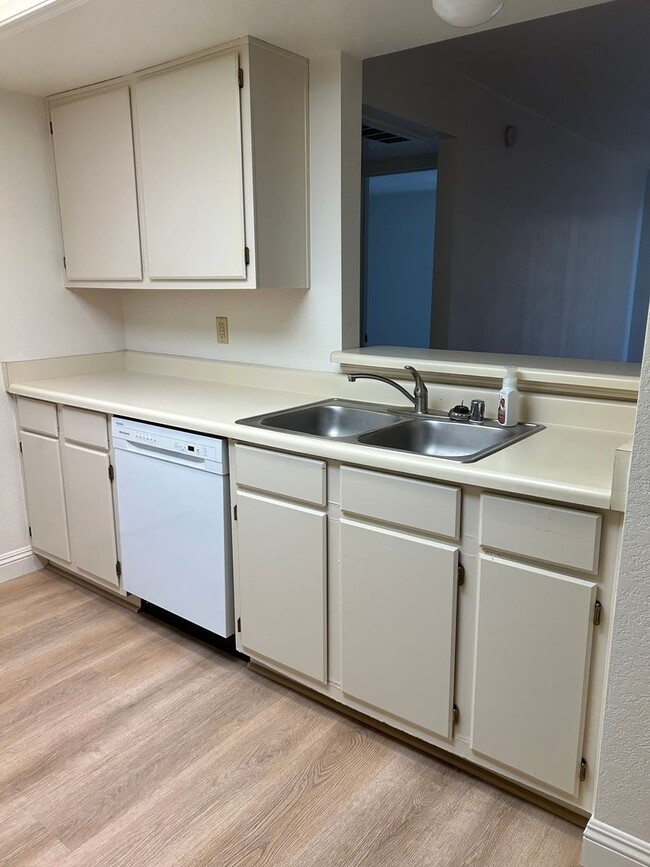 Building Photo - 2 Bedroom Condo located in Laughlin Bay