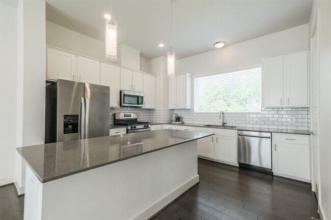 Foto del edificio - 4817 Martin Oaks Ln