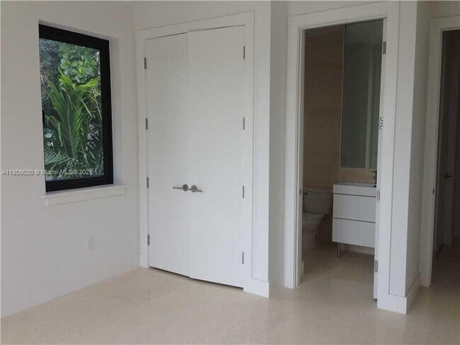 Foto del edificio - 472 Fernwood Rd