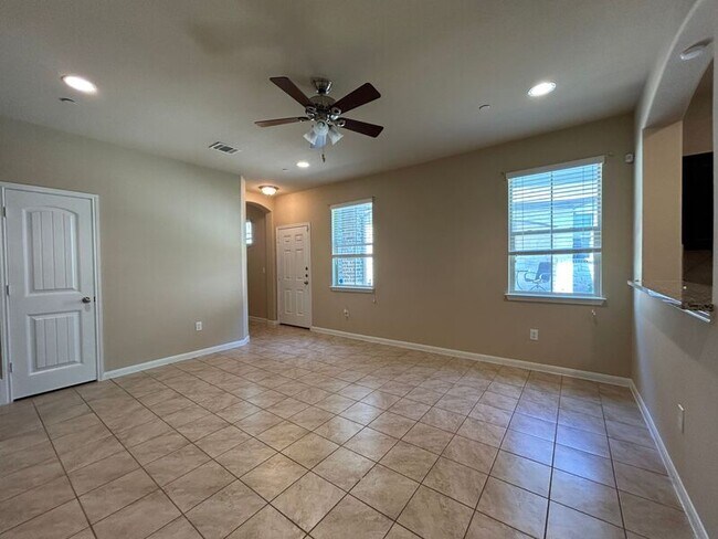 Building Photo - 2880 Donnell Dr