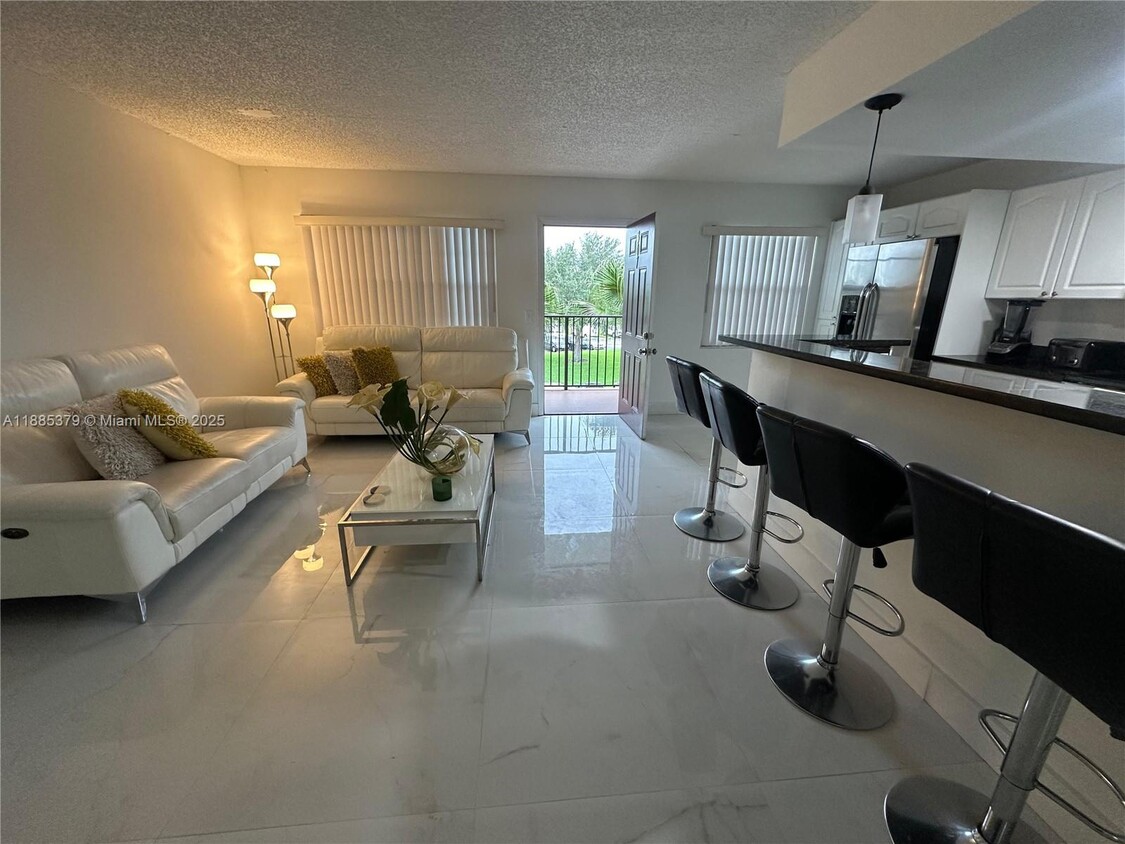 Foto principal - 13255 SW 9th Ct