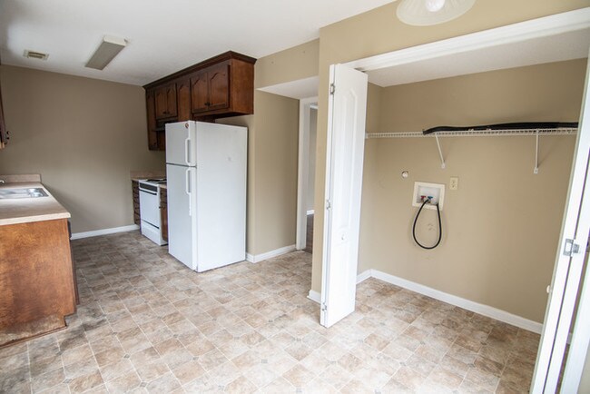 Building Photo - 3 bedroom, 2.5 bath