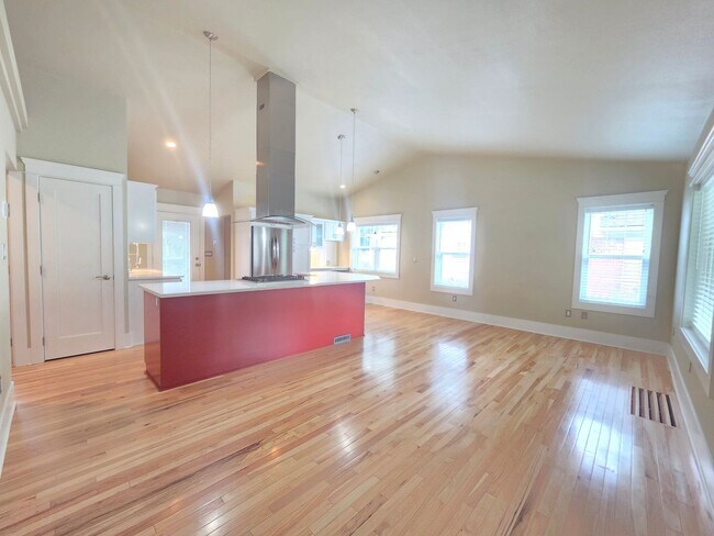 Building Photo - $2,600 - 3 Bed / 2 Bath Beautiful Craftsman Home by Manito Park