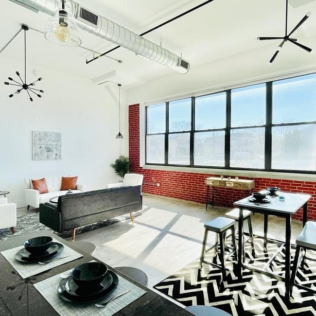 Building Photo - 300 Hoyt St