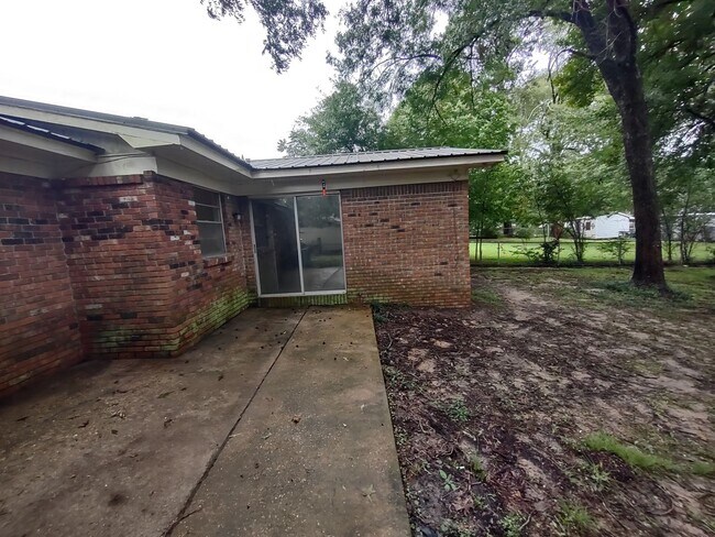 Building Photo - 2351 Upper Dr