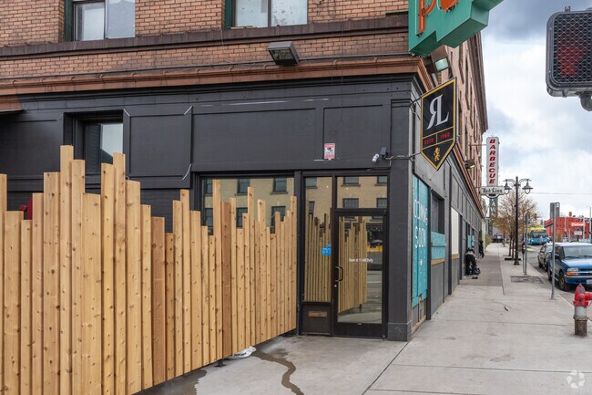 Entarnce - 2-10 E Main Ave