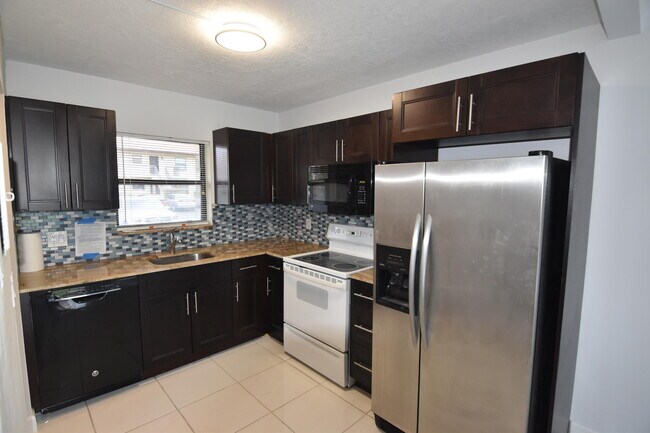 Foto del edificio - 21895 Lake Forest Cir
