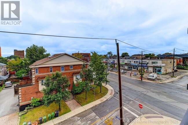 Building Photo - 2433-2433 Dufferin St