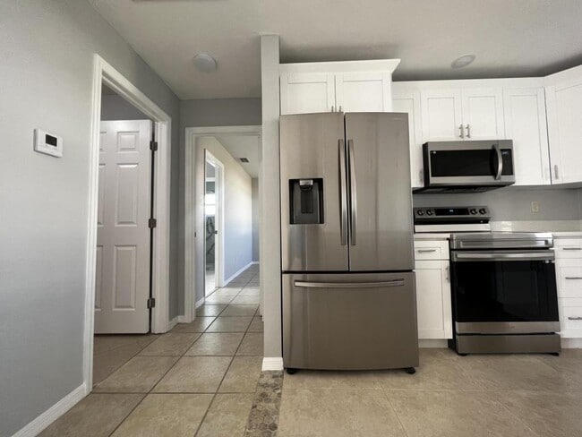 Foto del edificio - 709 SW 23rd Terrace