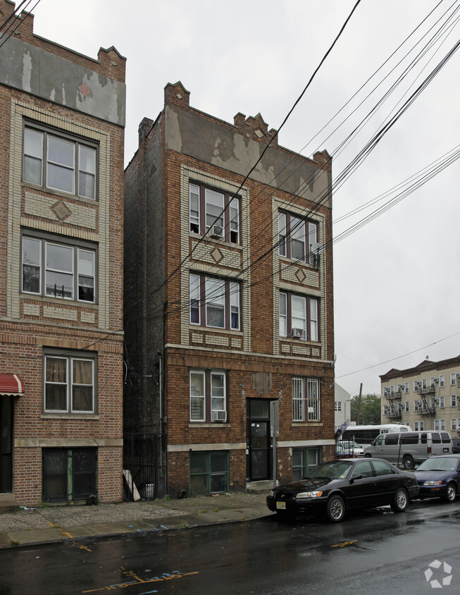 Primary Photo - 121 Baldwin Ave