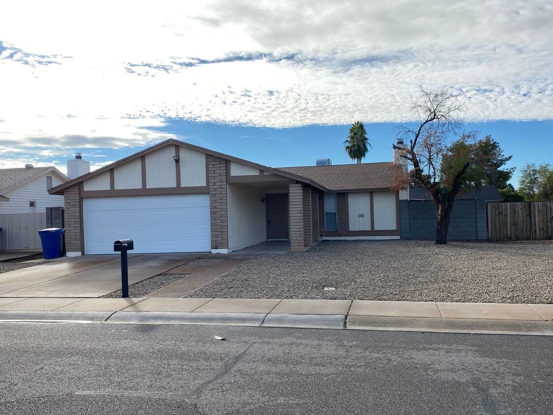 Chandler 3 Bedroom 1.75 Bathroom - Fireplace - Chandler 3 Bedroom 1.75 Bathroom - Fireplace