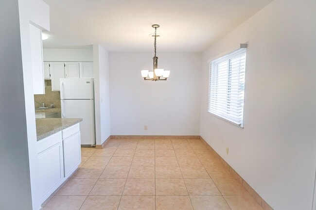 Building Photo - 3 Bedroom Rockrimmon Condo, NO DEPOSIT AND...