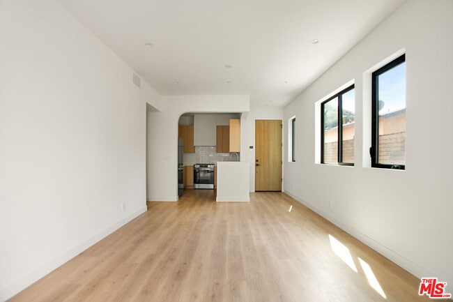 Foto del edificio - 2671 Benedict St