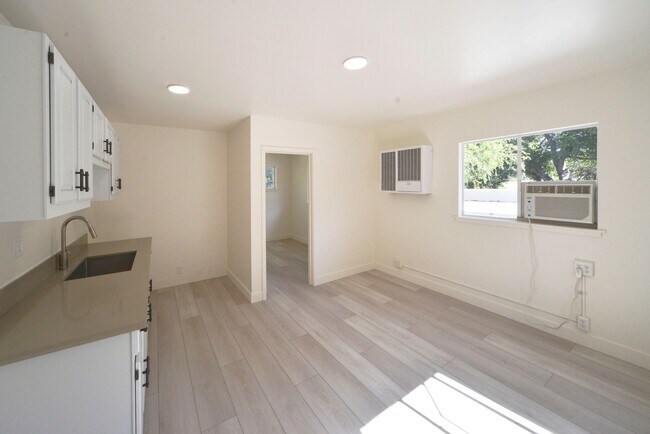 Building Photo - Triplex Rear Units