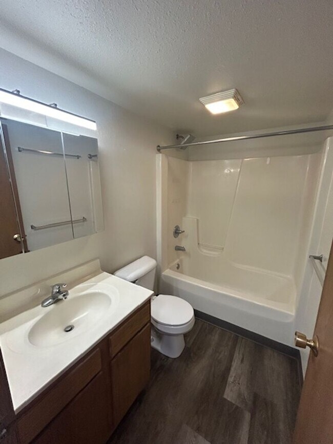 Building Photo - MOVE-IN Ready - 2 bedroom, One Bath - Top Floor with Vaulted Ceilings!