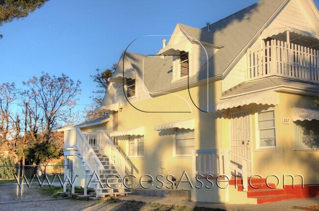 Building Photo - 207 E Graham Ave