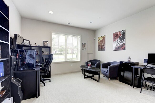 Building Photo - 3 Bed 4.5 Bath - Silver Spring Townhouse i...