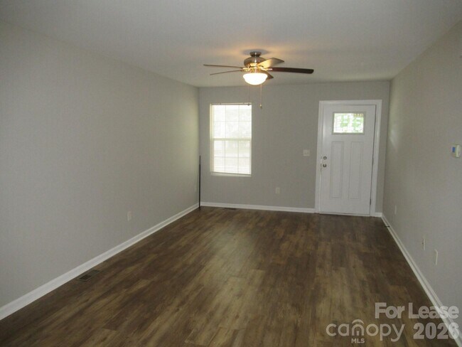 Foto del edificio - 4584 Maiden Hwy