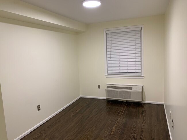 Bedroom - 50 Pine St