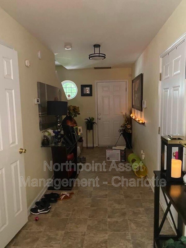 Building Photo - 8727 Sharonbrook Dr