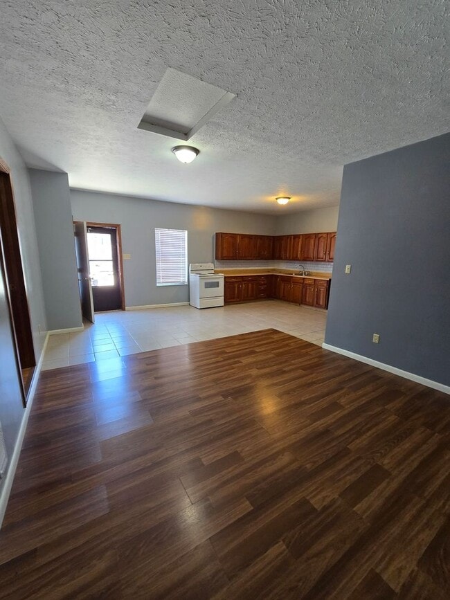 Foto del edificio - Spacious Two Bedroom Triplex in Mooresvill...