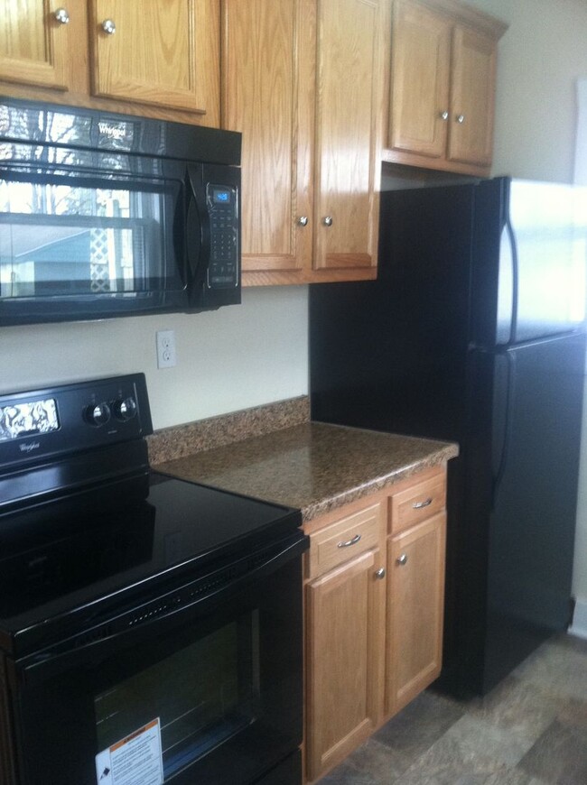 Building Photo - Cozy  2 Bedroom Home off Poplar Level