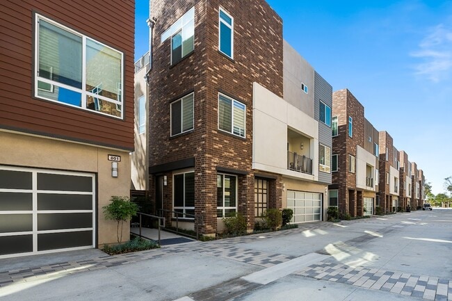 Building Photo - 805 Brickyard Ln