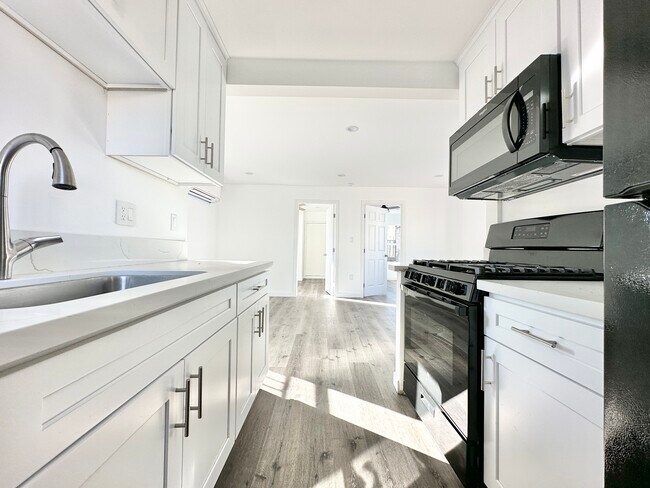 Building Photo - 1400 S Bronson Ave