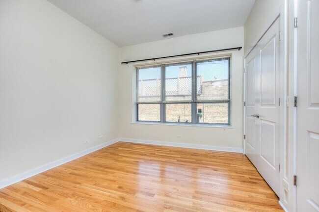 Foto del edificio - 2417 W Erie St