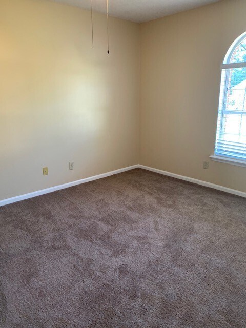 Foto del edificio - Three Bedroom Home w/ Garage