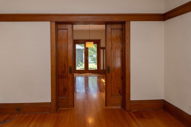 Building Photo - Near Northwest Neighborhood in South Bend 4 bedroom Craftsman style 2-story
