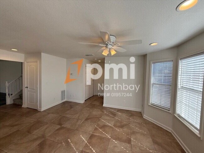Foto del edificio - 893 Deerfield Pl