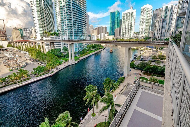 Foto del edificio - 690 SW 1st Ct