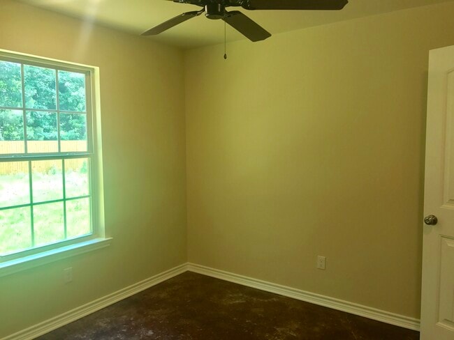 Building Photo - 606 Rockdale Dr