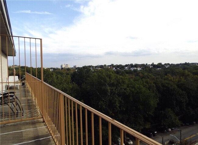 Foto del edificio - 687 Bronx River Rd